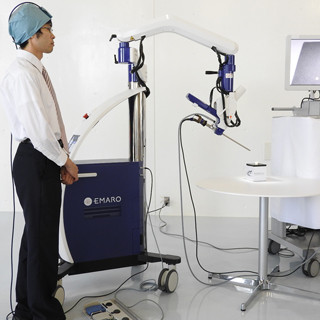 東工大など、空気圧制御の内視鏡手術支援ロボット「EMARO」を発売へ