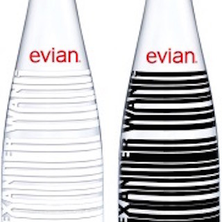「エビアン」デザイナーズボトル、今年は「アレキサンダー・ワン」デザイン