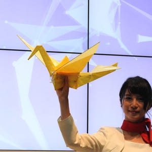 CEATEC 2015では折り鶴が宙を舞う! - 超小型省エネマイコンボードを搭載したロームの「ORIZURU」