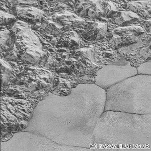 冥王星の高画質画像が初公開 - 探査機「ニュー・ホライズンズ」が撮影