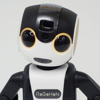 「2台持ちを経て、スマホに取って代わる製品」 - モバイル型ロボット電話「ロボホン」発売