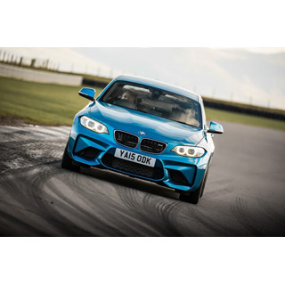 BMW、新型スポーツカー「BMW M2 クーペ」を富士スピードウェイで公開