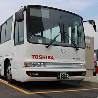 東芝、ワイヤレス充電中型EVバスの実証走行を川崎～羽田間で開始