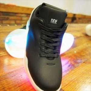 LEDと9軸センサを内蔵した"光る靴"「Orphe」一般発売 - 量産化をCerevoが支援