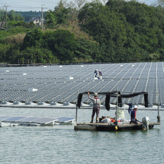 完成すれば日本最大級 - 京セラ、千葉県に建設中の水上メガソーラーを公開