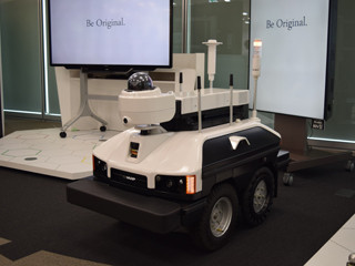 シャープ、米国にて警備業向け自律走行監視ロボットの販売を計画