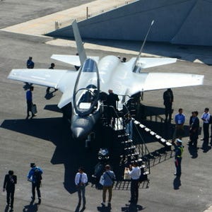 2016年国際航空宇宙展 - ロッキード・マーティン、F-35戦闘機の実物大模型を展示! A2100衛星バスも