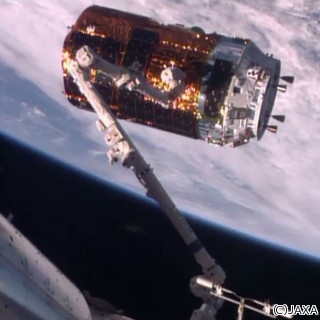 「こうのとり」6号機、ISSへ到着 - ロボットアームでキャプチャ
