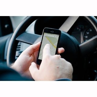 英国、走行中の自動車でスマホのネット利用をブロックする技術を開発か