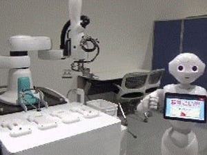 川崎重工の双腕ロボットと人型ロボット「Pepper」が連携