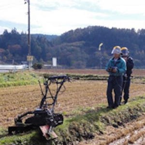 農研機構×ササキコーポレーション、あぜ道で使えるリモコン式草刈機を開発
