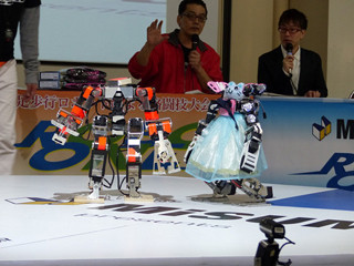 自律制御の2足歩行ロボットがガチバトル! - ROBO-ONE初の自律部門が開催