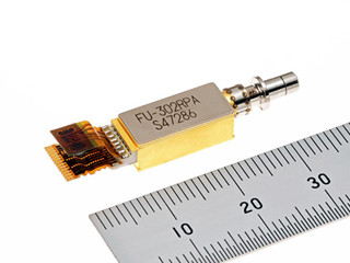 三菱電機、光ファイバ通信向け100Gbps小型集積APD ROSAを発表