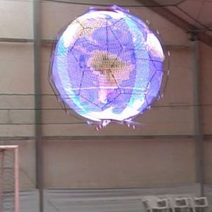 ドコモ、全方位に映像を表示できる「浮遊球体ドローンディスプレイ」開発