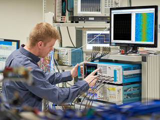 テクトロ、量子コンピュータや5G開発に対応する任意波形ジェネレータを発売