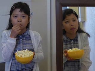 鏡に映った自分を見ながら食事をすると、美味しく感じることが判明- 名大