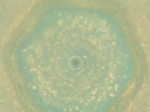 NASA、土星の巨大六角形の最新映像を公開 - 青から黄色へと大きく変色
