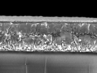 ペロブスカイト太陽電池でブレークスルー、安価な材料で耐久性向上 - EPFL