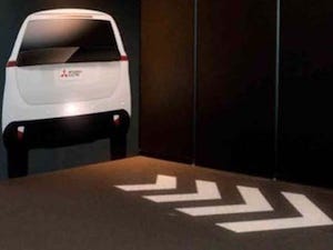 三菱電機、光で車の事故を防ぐ技術を開発-ドア開けや後退を表示
