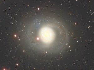 衛星銀河の合体が超巨大ブラックホールに活を入れていた-国立天文台