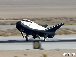 民間スペースシャトル、滑空飛行試験に成功-目標は2年後のISSへの物資補給