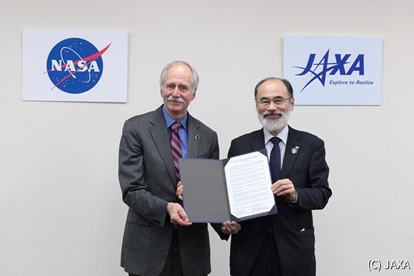 共同声明に署名したNASAのウィリアム・ゲスティンマイヤ有人探査・運用局長(左)と、JAXAの浜崎敬 理事・有人宇宙技術部門長(右)