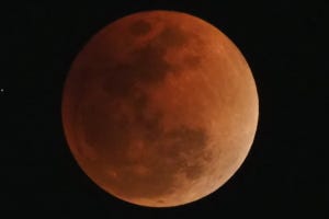 赤色の月、あなたは見た? - 皆既月食を写真で振り返り (写真13枚)