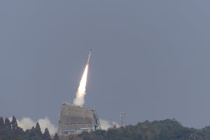 JAXA、超小型衛星「TRICOM-1R」を搭載したSS-520 5号機を打ち上げ