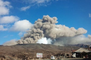 熊本県・阿蘇中岳火口が3年半ぶりに見学を再開
