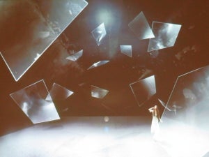 旭硝子が「音を奏でるガラス」開発 - ミラノで作品を展示