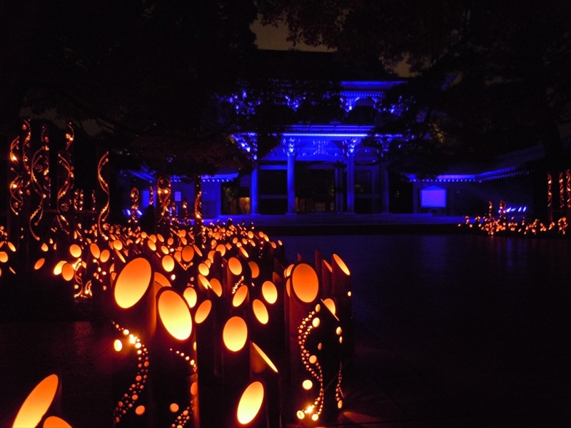 2012年7月、明治天皇の崩御から100年を記念して催された「明治天皇百年祭」において、CHIKAKENは竹あかり演出を担当した (C)CHIKAKEN