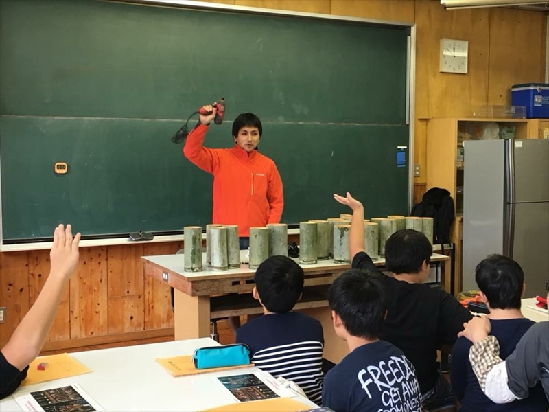 CHIKAKENでは、「持続可能な社会」のメッセージを伝えるために、全国各地で「竹あかり」を広げるためのワークショップや、教育活動を行っている。写真は熊本県・南関小学校での様子