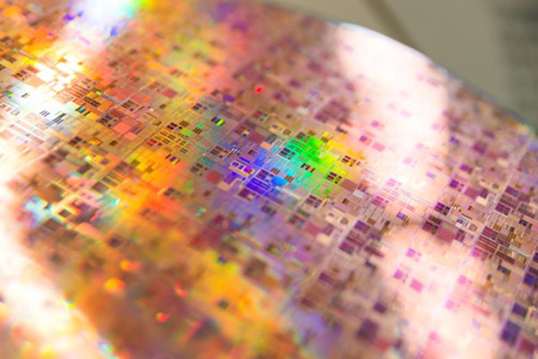 量子プロセッサを製作するための300mmシリコンウェハのイメージ図