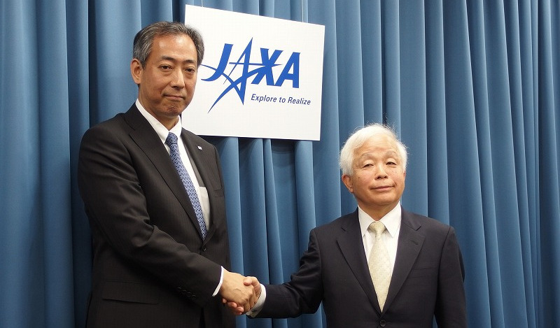 JAXA新理事長の山川宏氏(左)と、前理事長の奥村直樹氏(右)