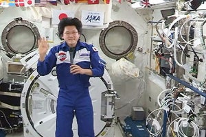 金井さんが地球に帰還し笑顔で手を振る 宇宙ステーションに5カ月半滞在