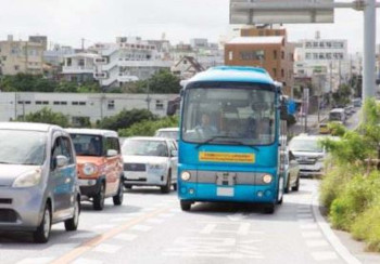 多摩市で行われる「郊外部住宅団地での自動運転バスによる移動手段創出」で利用される小型バス日野ポンチョと千代田区から港区で行われる「都心部での自動運転タクシーによるサービス実証」で利用されるトヨタ エスティマ ハイブリッド（同社資料より）