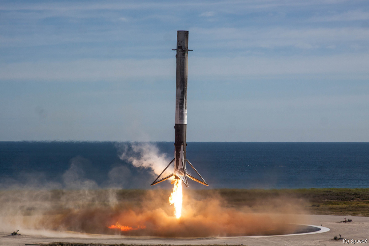 スペースXのファルコン9ロケットの着陸の様子