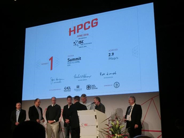 HPCG性能1位で表彰を受けるSummitチーム