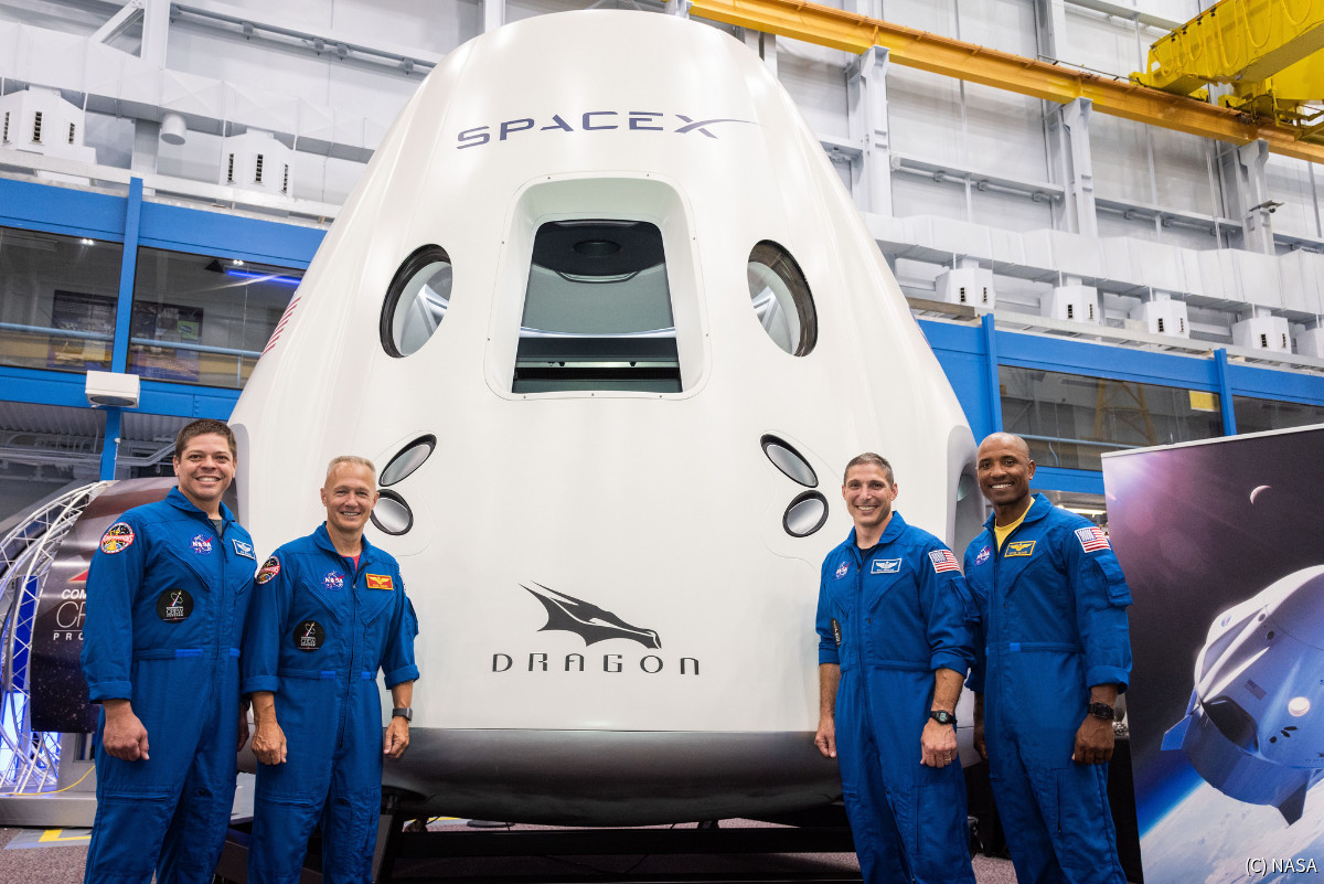 スペースXのクルー・ドラゴンに搭乗する宇宙飛行士たち