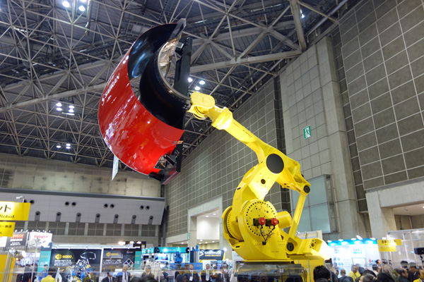 超大ロボット「M-2000iA/1700L」による航空機のエンジンカバー搬送デモ