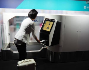 NEC、来春、成田国際空港で導入される「OneID」端末を公開