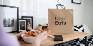 ローソン、国内コンビニ初「Uber Eats」の実証実験 - 日用品や酒も配達