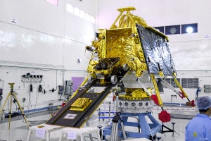 インド、無人探査機の月面着陸に再挑戦へ - 宇宙飛行士の訓練も進む