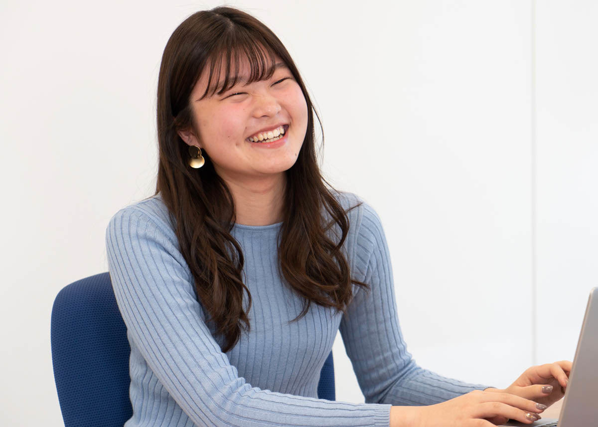 キュービック 学生インターン 豊島里香さん　学生インターンでありながら、業務として学生インターンの採用活動を担当している