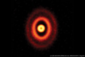 アルマ望遠鏡、オリオン座の三連星の周囲に特異な巨大原子惑星系円盤を発見