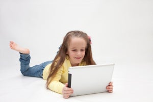 子供のインターネット依存状態が2年間維持される確率は47％、弘前大が調査