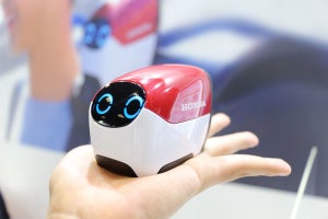登下校中に児童へ安全確認を促すロボット「Ropot」‐ホンダが公開