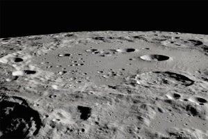NASA、太陽に照らされた月表面に「水分子」を発見 - 資源利用には依然課題