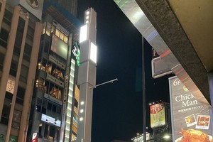 三密回避の実証実験、スマート街路灯に混雑状況表示 - 六本木商店街