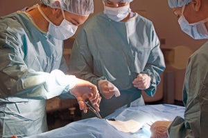 米国では執刀医の誕生日に手術を受けた患者の死亡率が高い、慶大などが解析